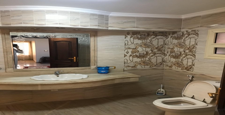 شقة مفروشة للايجار بالشيخ زايد مكونة من 3 غرف نوم و2 حمام وريسبشن كبير ومطبخ قريبة من كل الخدمات