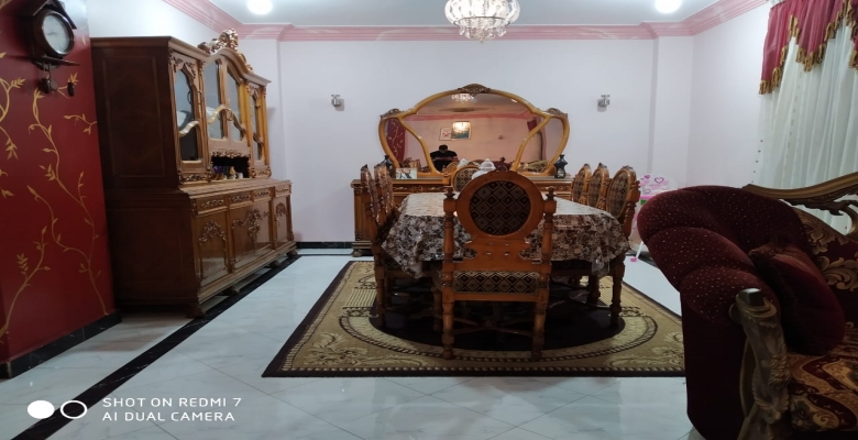 شقه للبيع بالحي الخمس 6 اكتوبر بفرش الريسبشن فقط