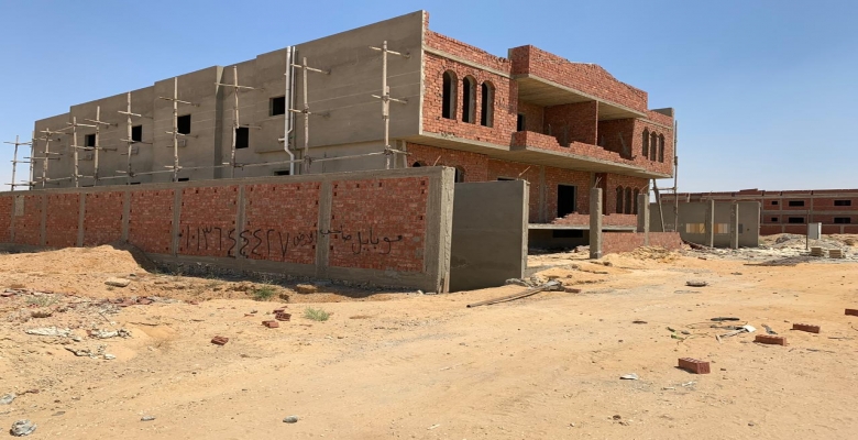 للبيع قطعة أرض متميزه بهليوبليس الجديدة بها رخصة بناء لاقامة 4 فلل صغيره بمداخل خارجيه مستقله