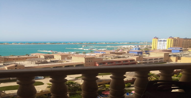 شاليه لايجار ببورتو مارينا يطل على البحر وحمام السباحة