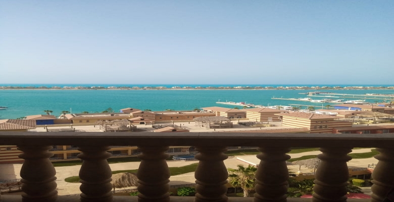 شاليه لايجار ببورتو مارينا يطل على البحر وحمام السباحة