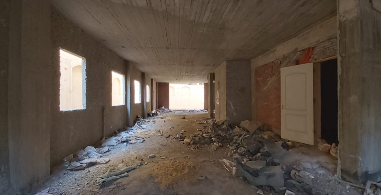 ارضي منخفض بأرقي  مناطق التجمع الخامس مساحته 235م و120 م حديقه خلفيه