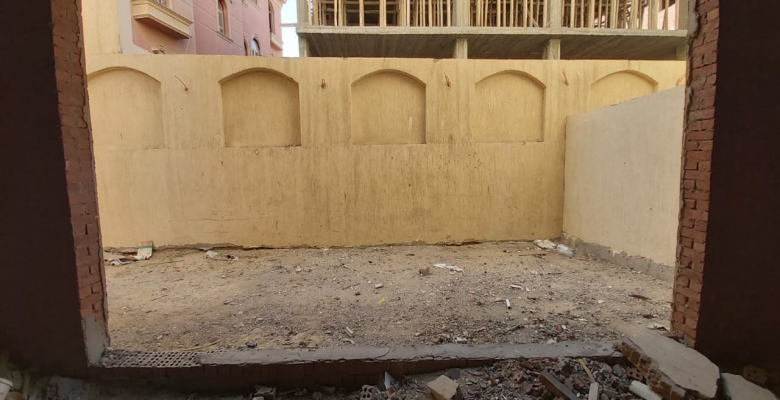 ارضي منخفض بأرقي  مناطق التجمع الخامس مساحته 235م و120 م حديقه خلفيه