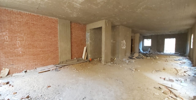 ارضي منخفض بأرقي  مناطق التجمع الخامس مساحته 235م و120 م حديقه خلفيه