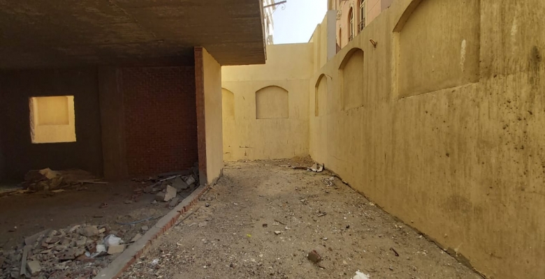 ارضي منخفض بأرقي  مناطق التجمع الخامس مساحته 235م و120 م حديقه خلفيه