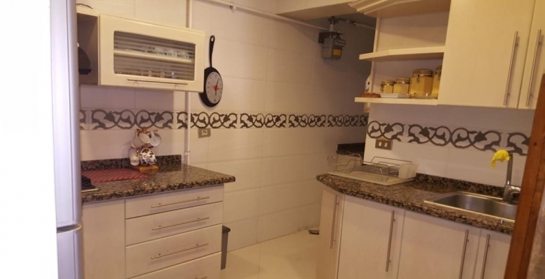 شقة مفروشة للايجار الفيو بيطل علي الحديقة موقع مميز في الشيخ زايد الشقة مكونة من 2 غرفة نوم و2 حمام وريسبشن كبير  ومطبخ مجهز بالكامل قريب من كل الخدمات