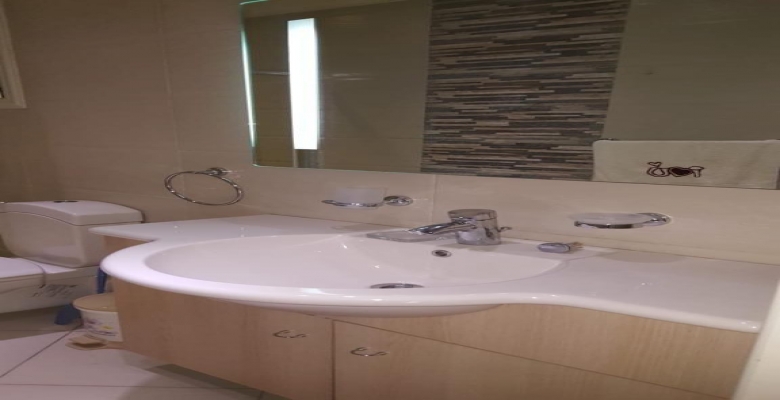 شقة مفروشة للايجار الفيو بيطل علي الحديقة موقع مميز في الشيخ زايد الشقة مكونة من 2 غرفة نوم و2 حمام وريسبشن كبير  ومطبخ مجهز بالكامل قريب من كل الخدمات