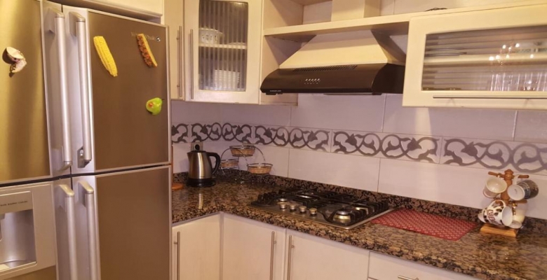 شقة مفروشة للايجار الفيو بيطل علي الحديقة موقع مميز في الشيخ زايد الشقة مكونة من 2 غرفة نوم و2 حمام وريسبشن كبير  ومطبخ مجهز بالكامل قريب من كل الخدمات