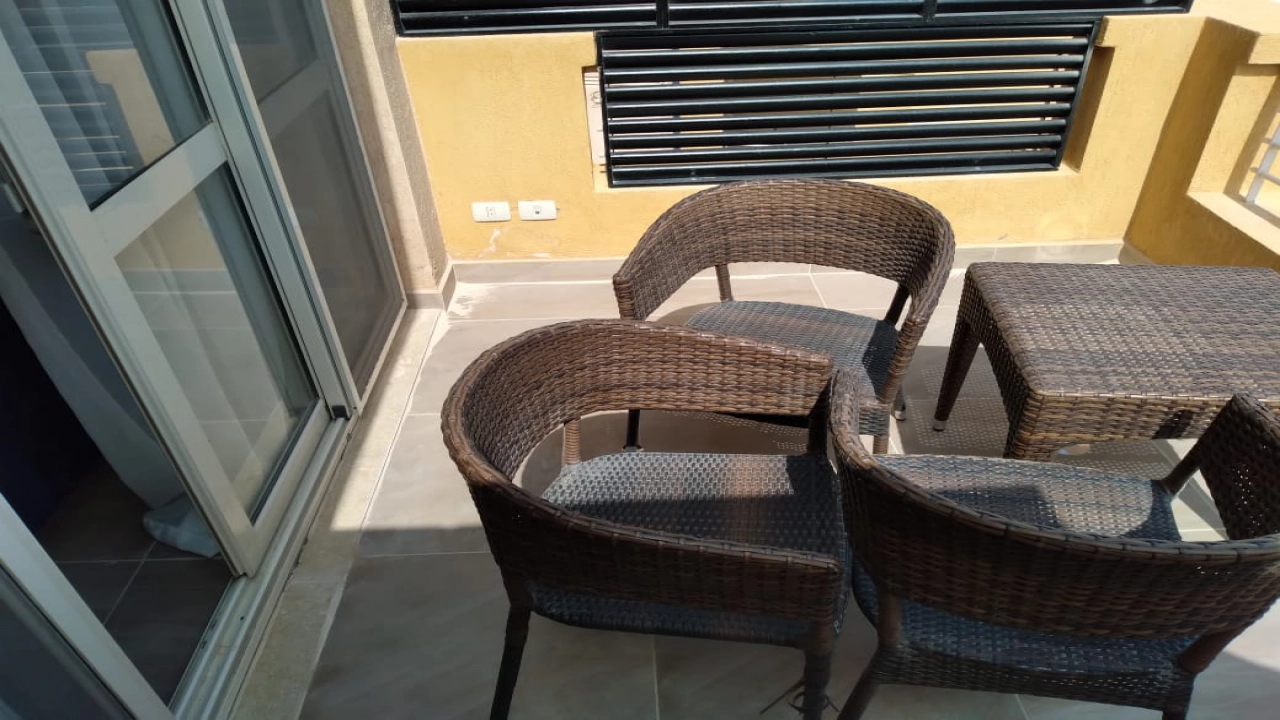 فيلا دوبلكس للايجار في تلال الساحل ارضي بجاردن 4غرف