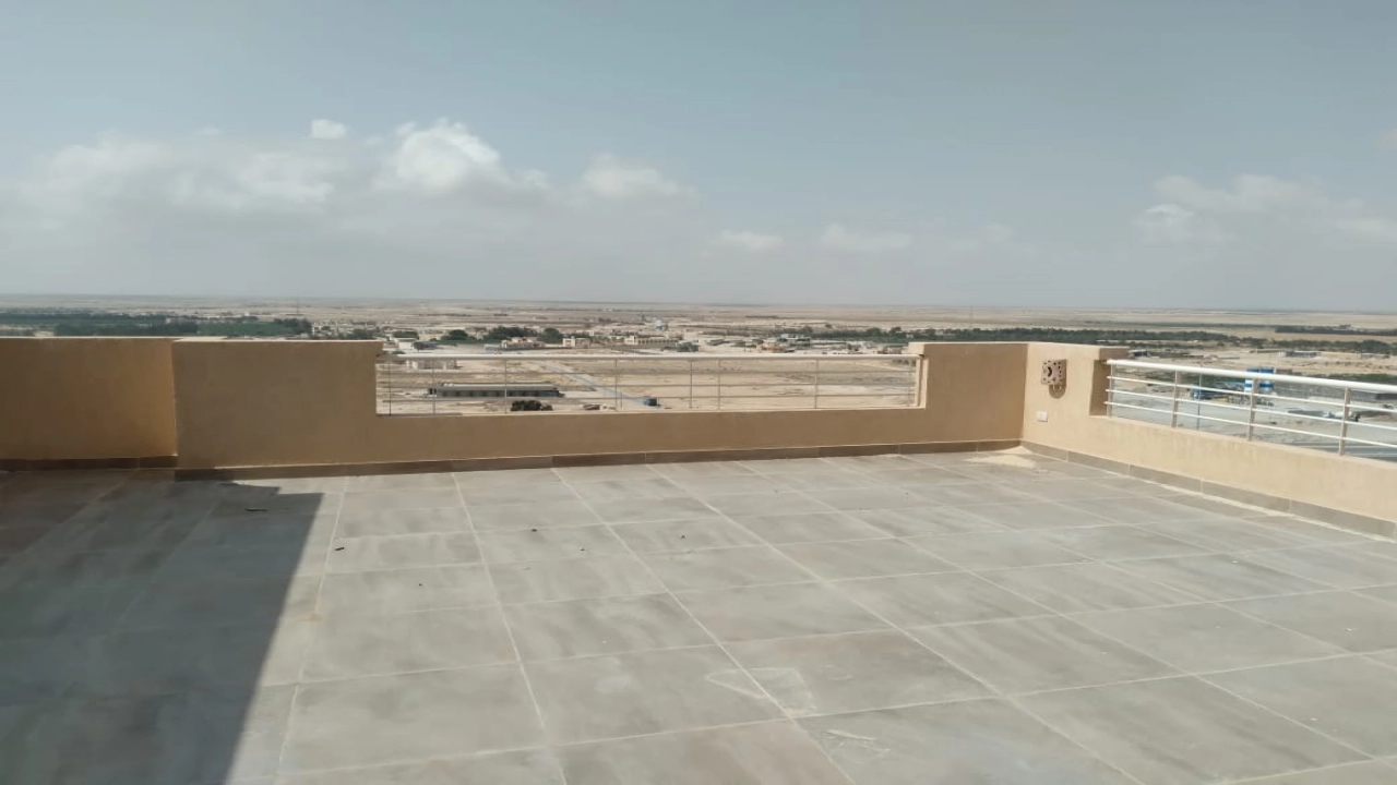 فيلا دوبلكس للايجار في تلال الساحل ارضي بجاردن 4غرف