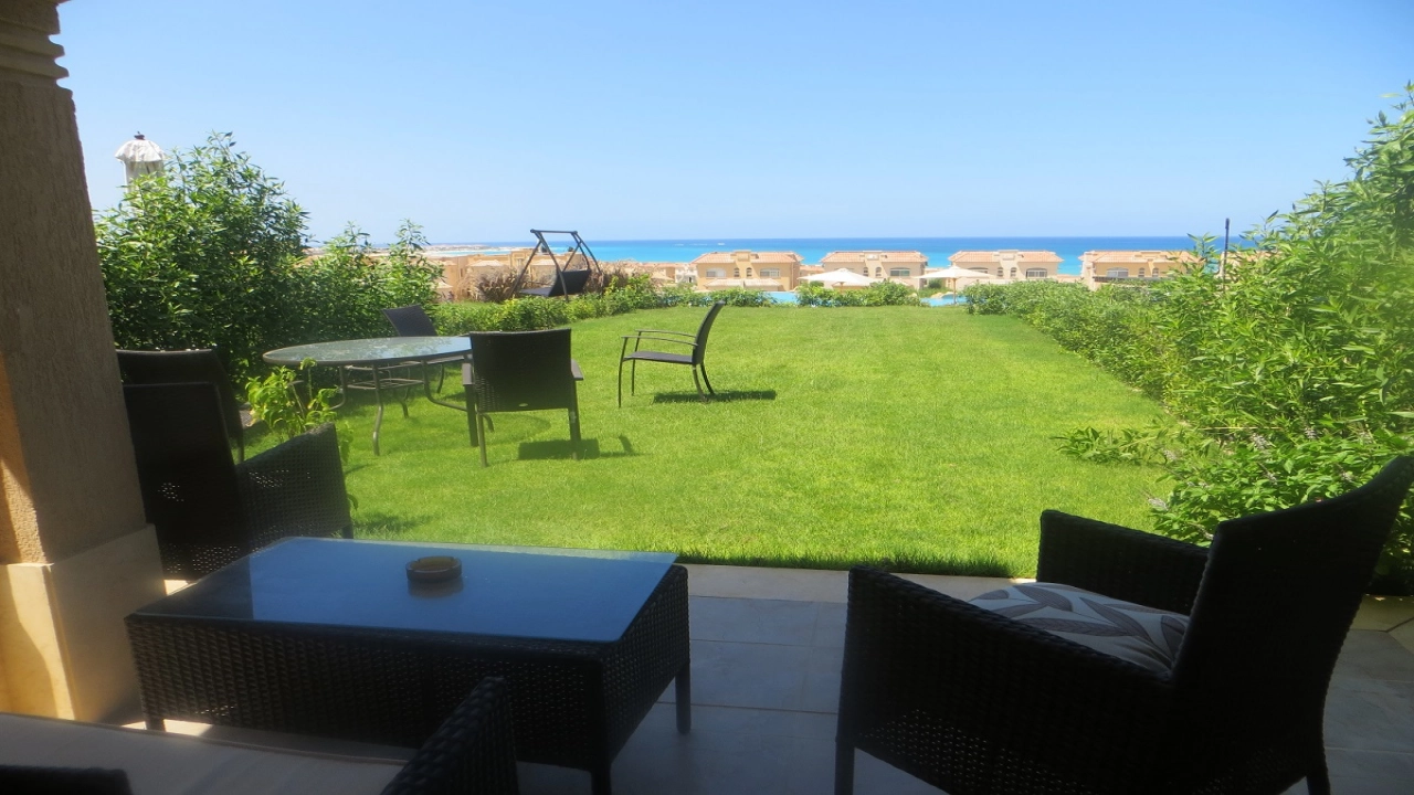 توين هاوس للايجار في تلال الساحل الشمالي ارضي بجاردن 4غرف