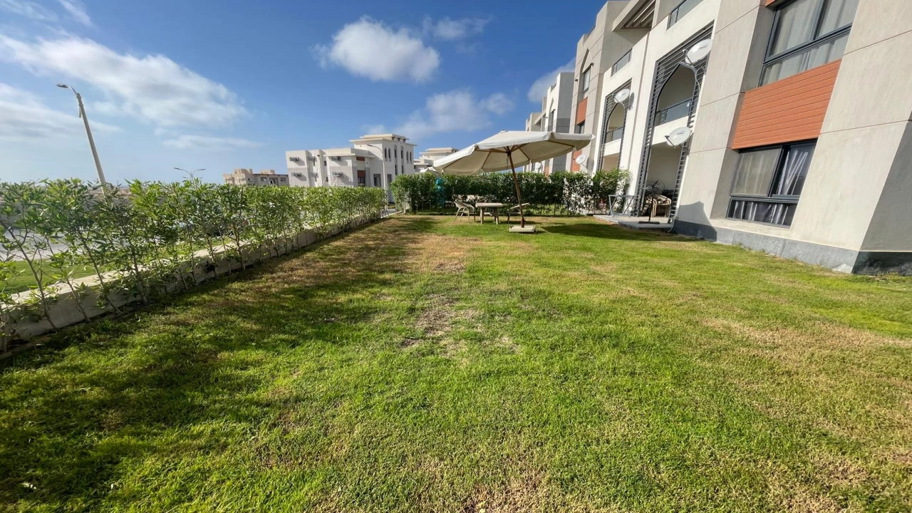 شاليه للايجار في جايا راس الحكمه ارضي بجاردن غرفتين