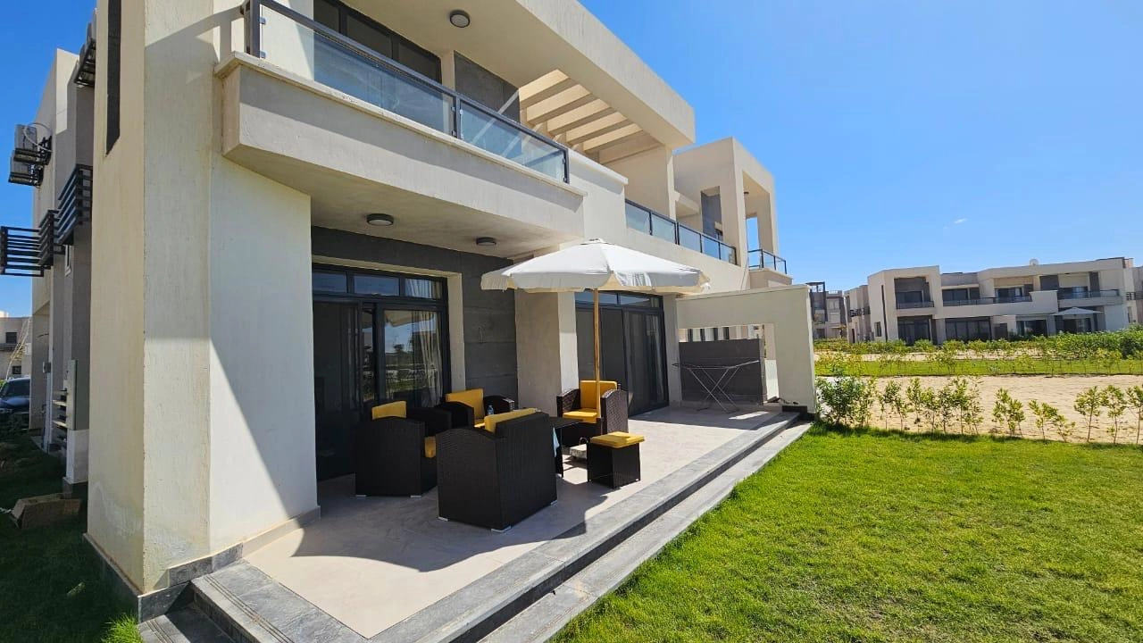 فيلا توين للايجار في جايا راس الحكمة ارضي بجاردن 6غرف