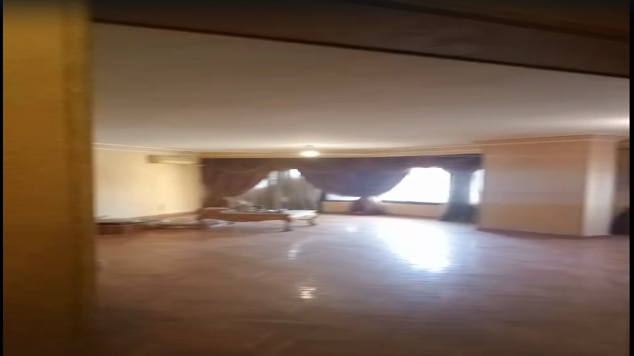 شقة للبيع بدون فرش مكونة من 5 غرف نوم منهم 3 ماستر وريسبشن ومطبخ