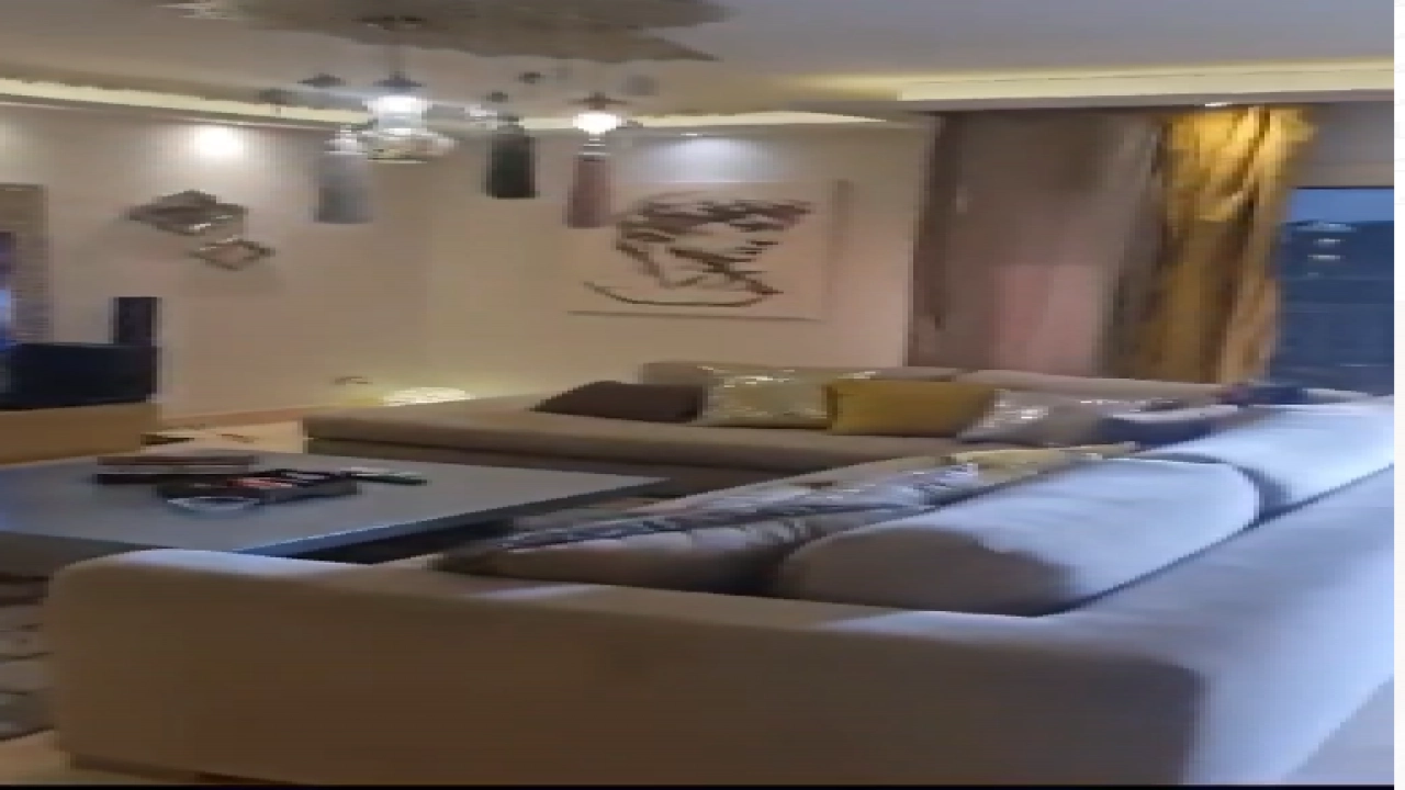 شقة مفروشة فرش فندقي مكونة من 3 غرف نوم و 3 حمام ريسبشن ومطبخ امريكيفي موقع مميز بالمهندسين وقريب من كل تاخدمات