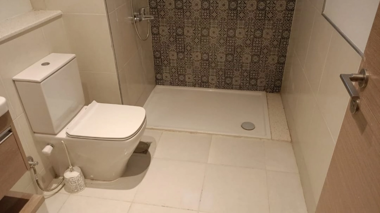 شاليه للايجار في مراسي جريك ارضي بجاردن 2 غرفه